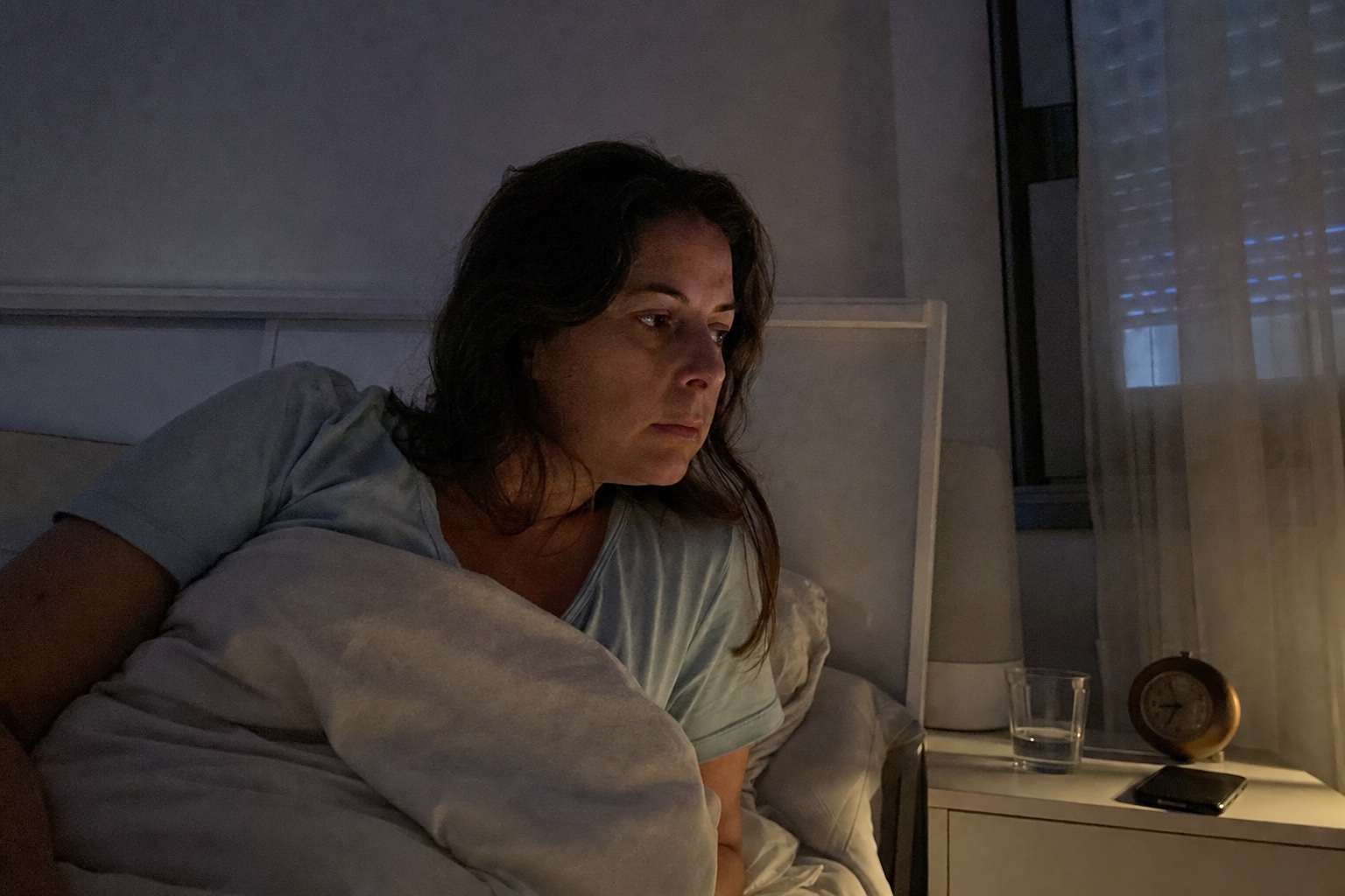 Mujer despierta de madrugada sin poder dormir
