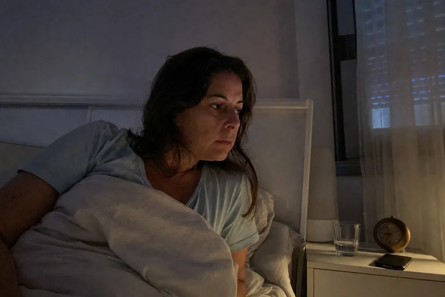 Mujer despierta de madrugada sin poder dormir